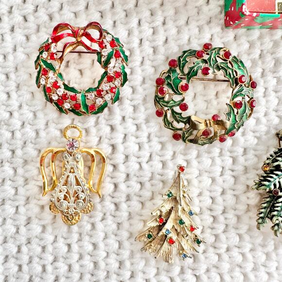 Holiday Christmas Lot Set of 8 Tree Snowman Wreath Angel Vintage Brooch Pins - Picture 3 of 12